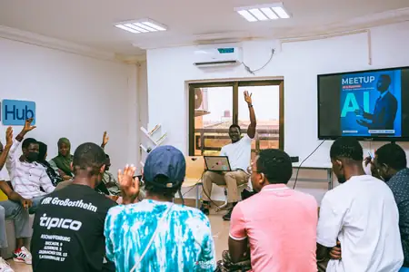 Meetup sur l'intelligence artificielle : des participants lèvent la main