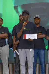 Un finissant au micro, son certificat à la main