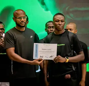 Remise d'un certificat sur le fond vert 1000TechLeaders