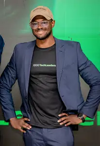 Portrait d'un diplômé souriant de la première édition